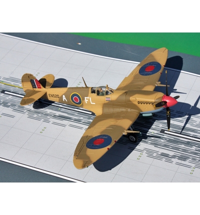 Spitfire Mk IX - RAF (En520) Colin Gray